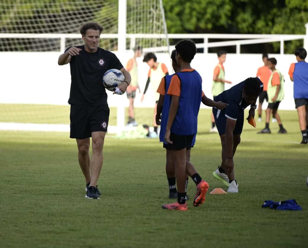El exfutbolista Diego Forlán junto a adolescentes  deportistas dominicanos.