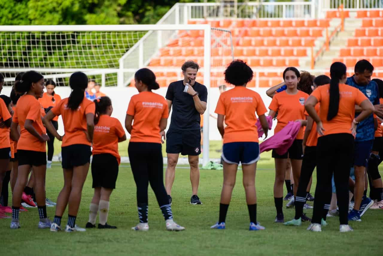 El exfutbolista Diego Forlán junto a adolescentes deportistas dominicanos.