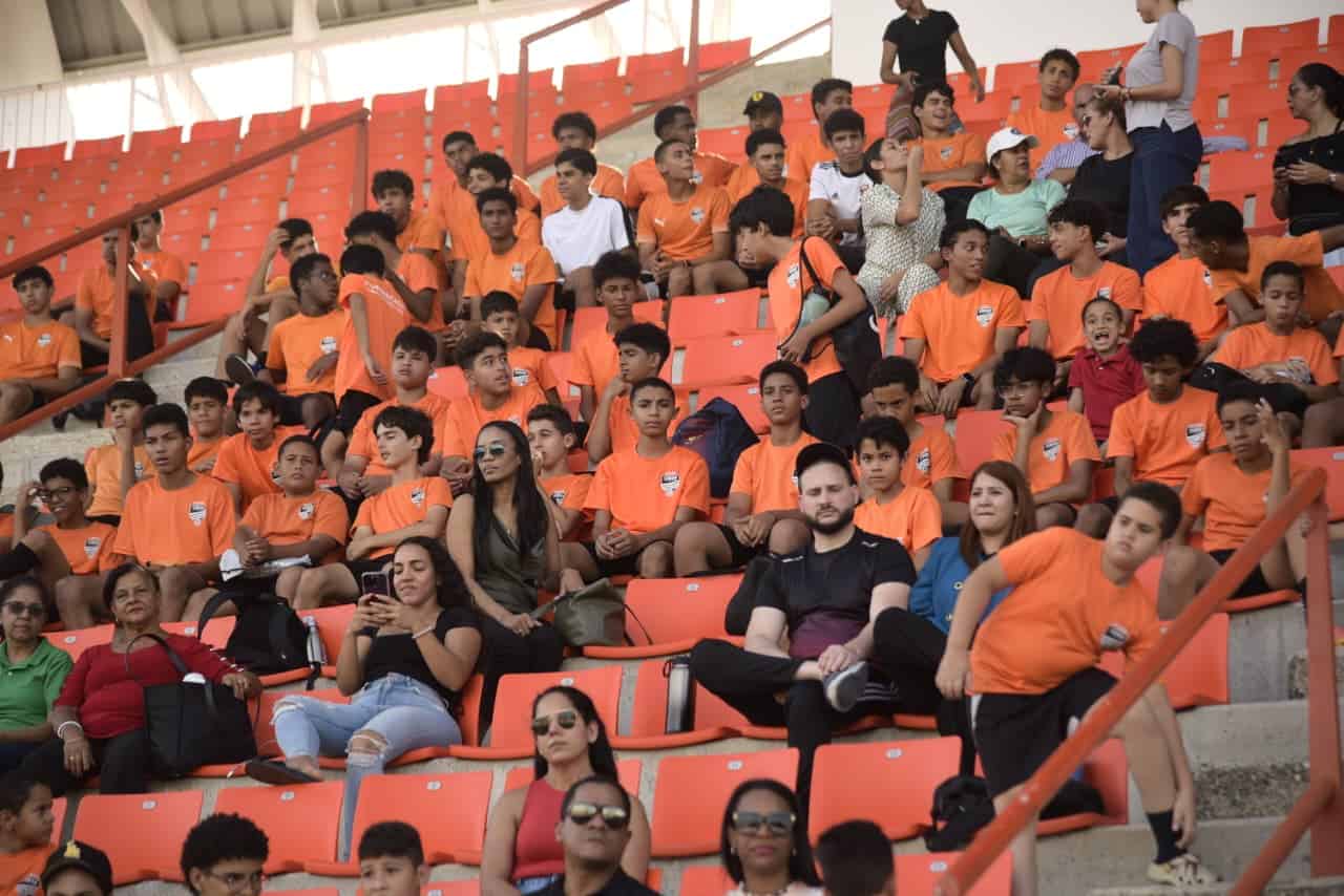 Adolescentes  deportistas dominicanos.