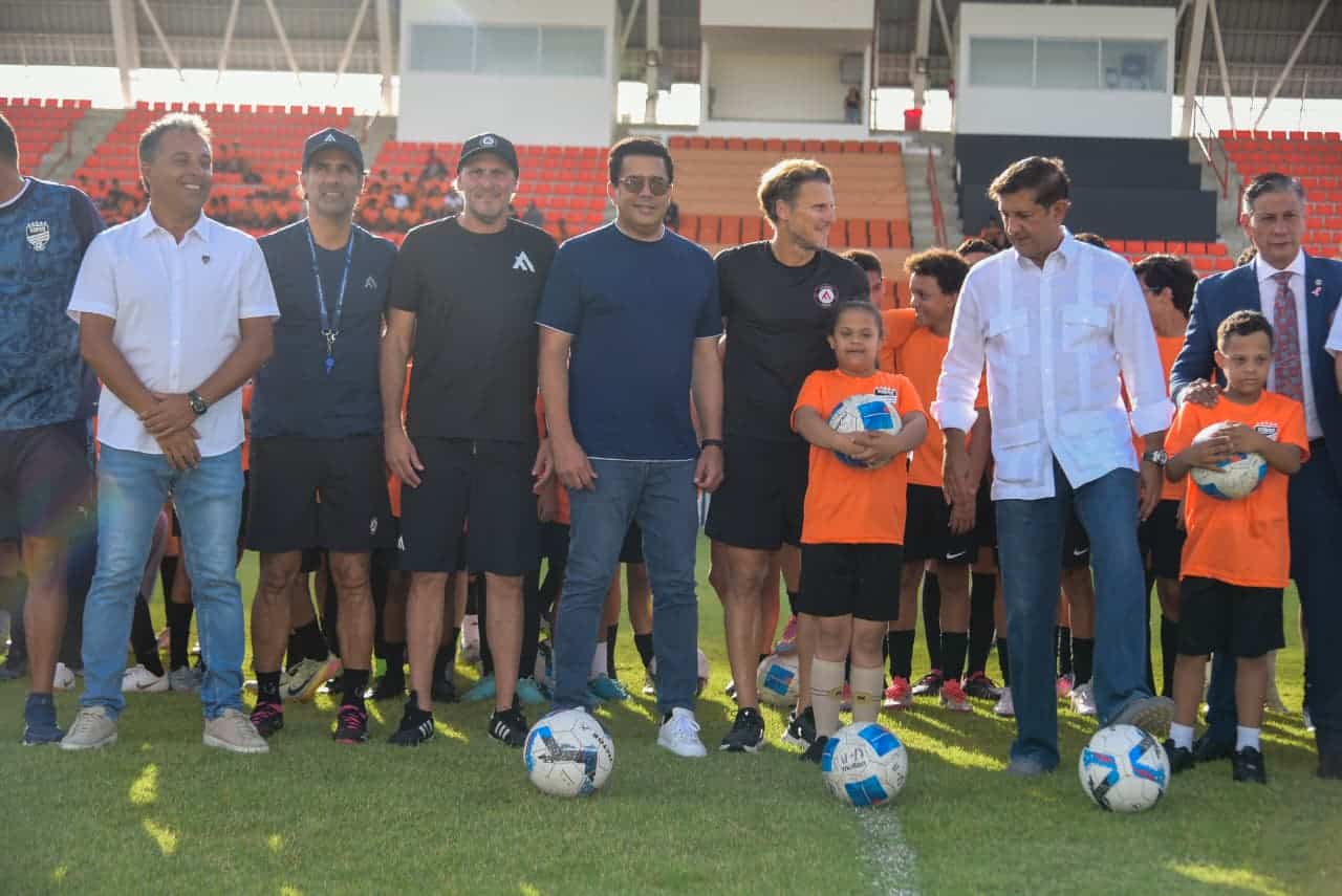 El exfutbolista Diego Forlán junto a adolescentes deportistas dominicanos.