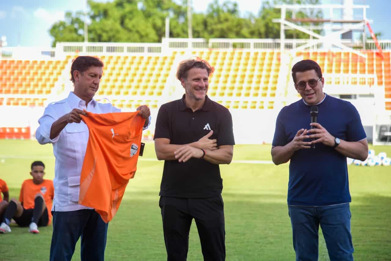 El exfutbolista Diego Forlán junto el ministro de Turismo, David Collado.