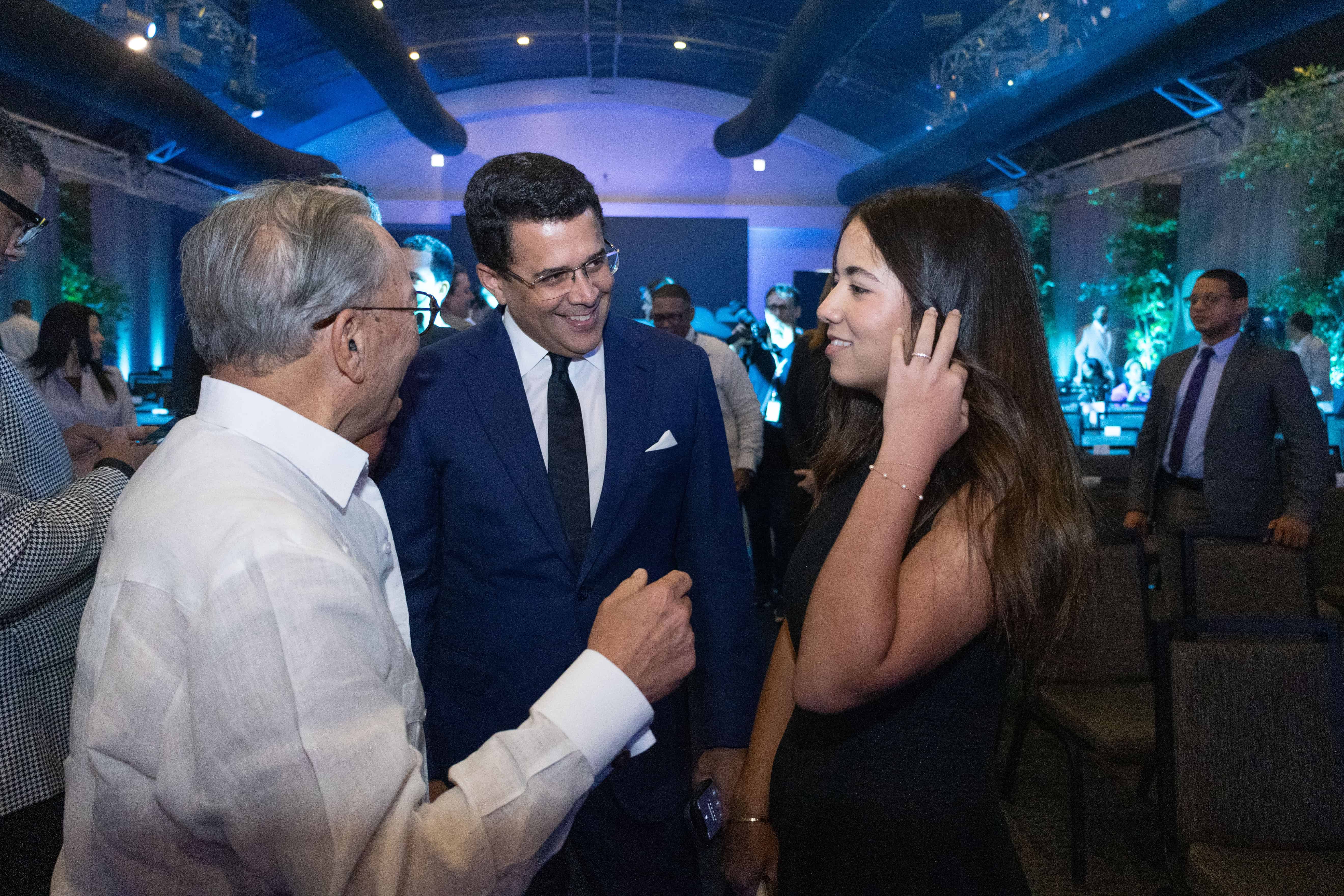 Al finalizar el encuentro, Collado (centro) y su hija Analía (der.) socializaron con algunos representantes del sector, como el fundador del Grupo Puntacana, Frank Rainieri (izq.)