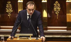 Primer ministro de Francia propone suspender reforma de las pensiones para superar crisis política