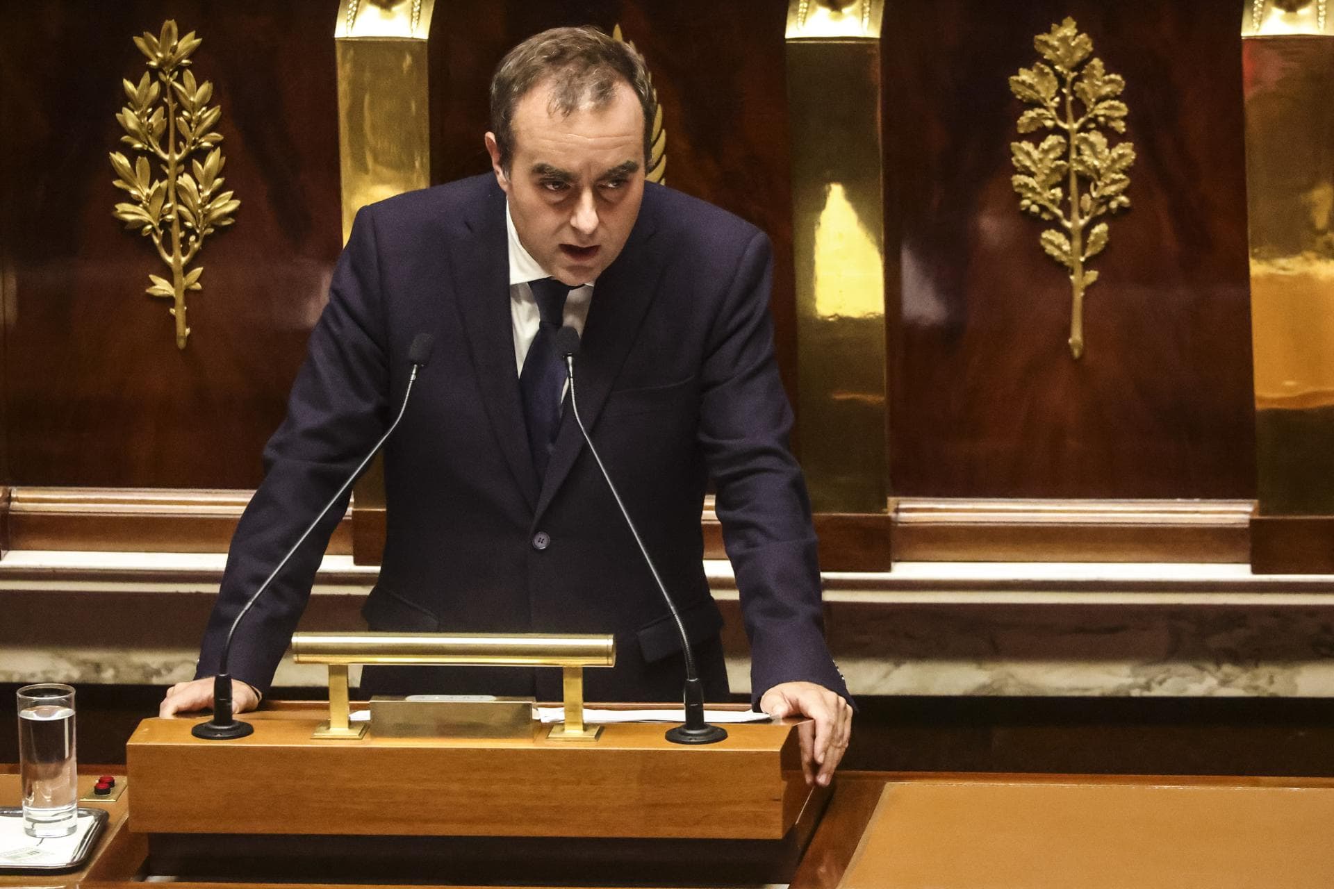 Primer ministro de Francia propone suspender reforma de las pensiones para superar crisis política Primer ministro de Francia propone suspender reforma de las pensiones para superar crisis política