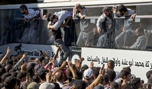 Pálidos y delgados, los detenidos de Gaza vuelven a su hogar gracias al canje de rehenes