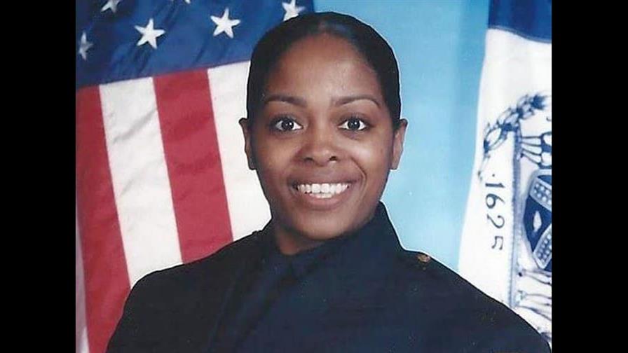 Hija de policía dominicana asesinada en NY lucha por una pensión para criar a sus hermanos Hija de policía dominicana asesinada en NY lucha por una pensión para criar a sus hermanos