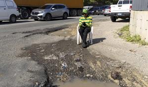 Baches en avenida Luperón afectan seguridad vial en Zona Industrial de Herrera