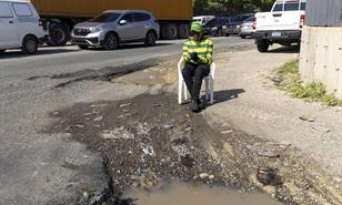 Baches en avenida Luperón afectan seguridad vial en Zona Industrial de Herrera