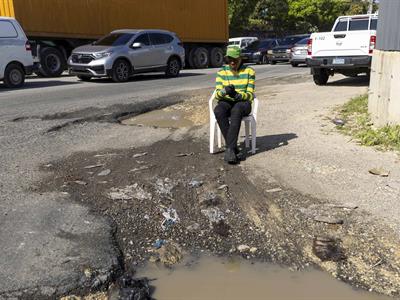 Hoyos en la acera oeste de Luperón requieren atención municipal