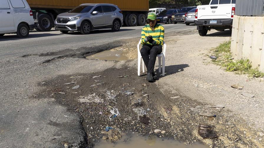 Baches en avenida Luperón afectan seguridad vial en Zona Industrial de Herrera Baches en avenida Luperón afectan seguridad vial en Zona Industrial de Herrera