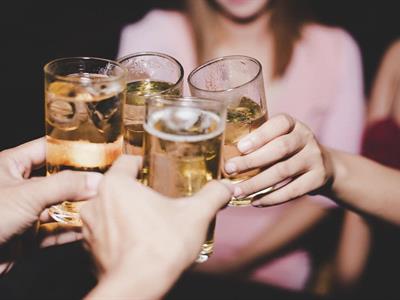 La OMS insta a adoptar políticas duras contra el alcohol