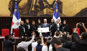 Legisladoras presentan en el Congreso el proyecto de Reforma Integral "Déjala Ir"