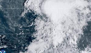 Tormenta Lorenzo avanza desorganizada sobre el Atlántico central sin representar amenaza