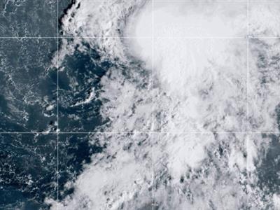 Tormenta Lorenzo avanza desorganizada sobre el Atlántico