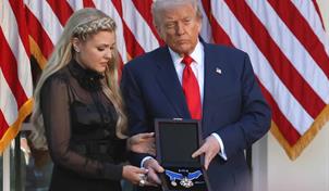 Trump entrega de forma póstuma la Medalla Presidencial de la Libertad a Charlie Kirk