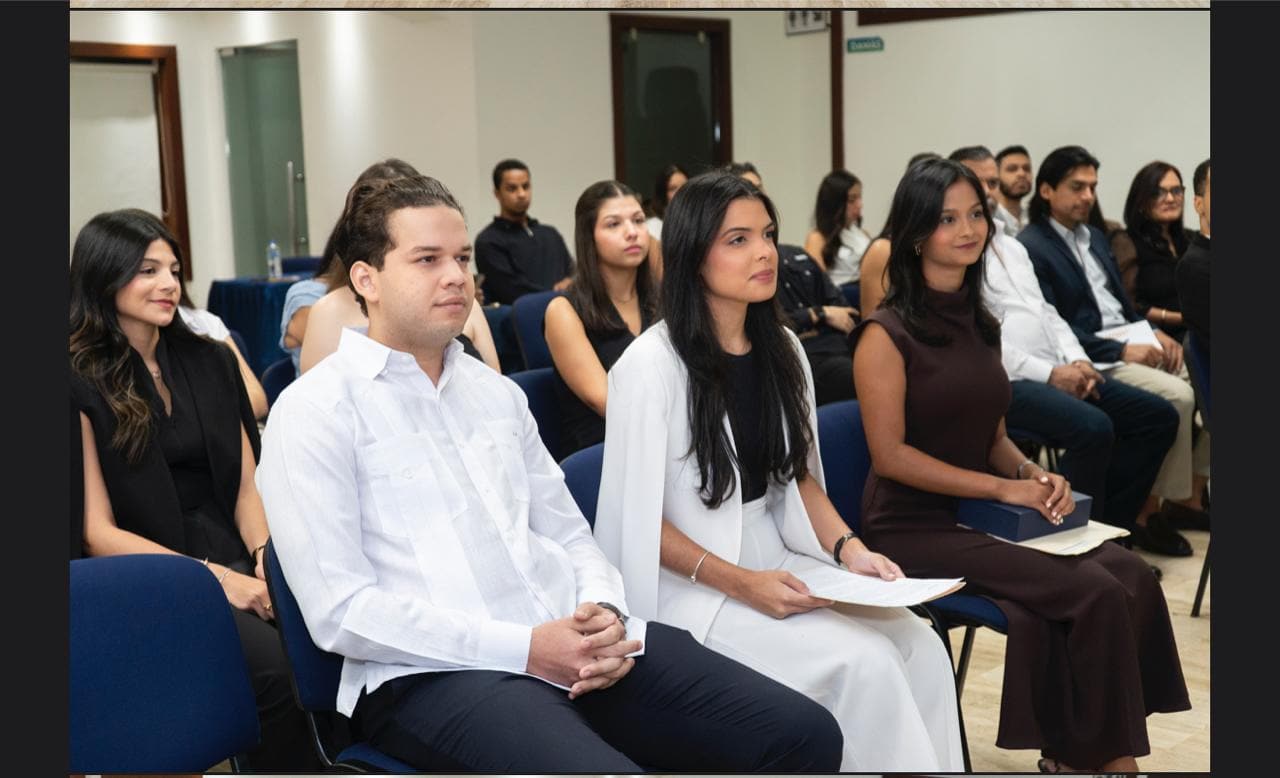 Los estudiantes durante el acto de presentación del Club de Liderazgo y Democracia (Clide-Unibe).