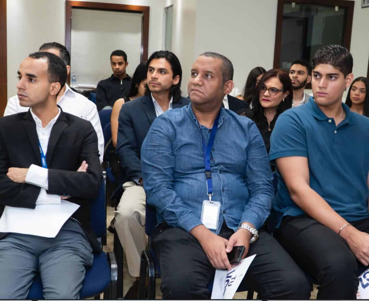 Los estudiantes durante el acto de presentación del Club de Liderazgo y Democracia (Clide-Unibe).