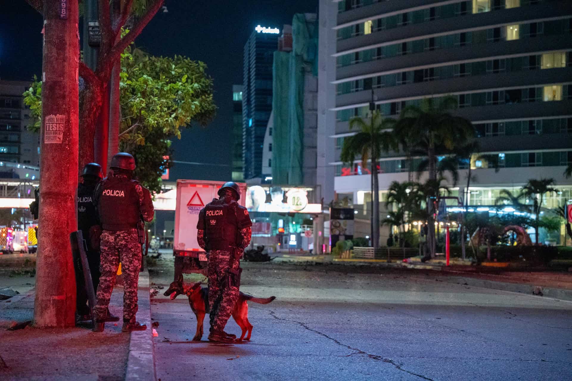 Integrantes de la Polícia de Ecuador custodian los exteriores de un centro comercial donde explotó un vehículo este martes, en Guayaquil (Ecuador). 