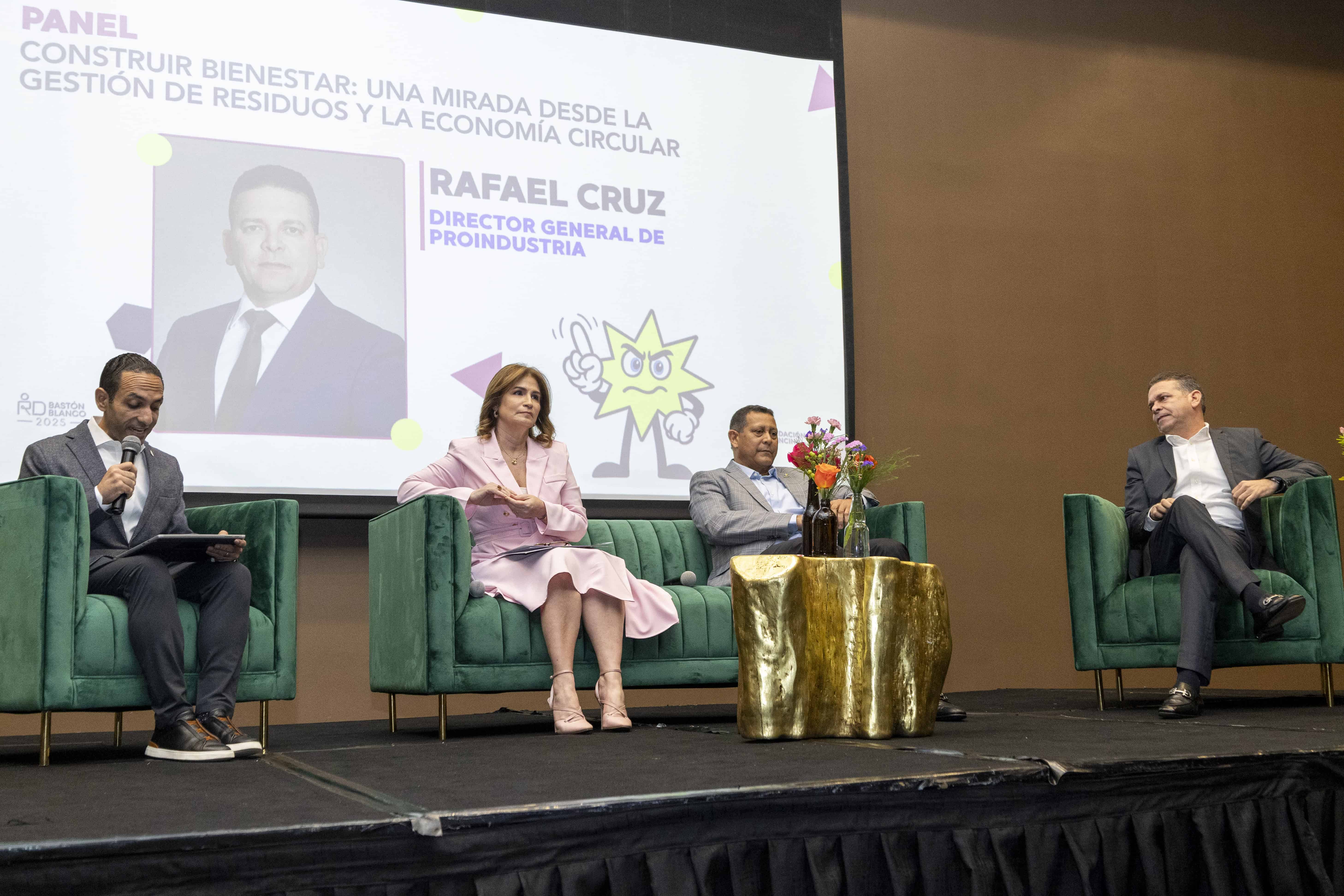 Nelson Nuñez, Circe Almánzar, Rafael Cruz y  el moderador Giancarlos Vega.
