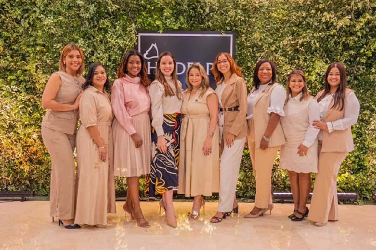 Jessica Aja con il team addetto alle vendite e ai banchetti della catena alberghiera.