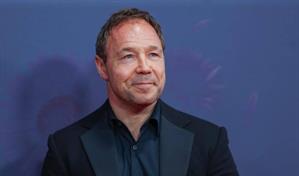 Creador de la serie Adolescencia invita a padres a escribirles a sus hijos para proyecto editorial