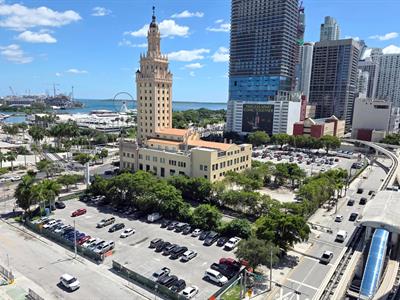 Juez bloquea transferencia de terrenos para biblioteca de Trump