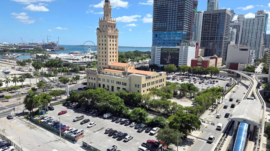 Juez de Miami bloquea transferencia de terrenos para la biblioteca presidencial de Trump Juez de Miami bloquea transferencia de terrenos para la biblioteca presidencial de Trump