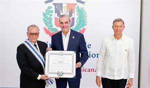 Abinader condecora a Frank Rainieri con la Orden del Mérito de Duarte, Sánchez y Mella