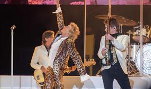 Rod Stewart brinda una descarga de rock emblemático con su estilo desenfadado