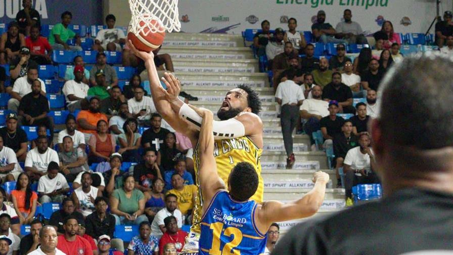 San Carlos vence a Mauricio Báez, su cuarto triunfo seguido San Carlos vence a Mauricio Báez, su cuarto triunfo seguido