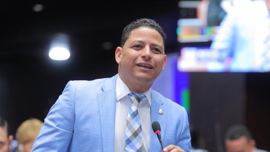 Tras ser dejado sin seguridad, el diputado Luis Báez pedirá interpelar al director de la Policía  Tras ser dejado sin seguridad, el diputado Luis Báez pedirá interpelar al director de la Policía