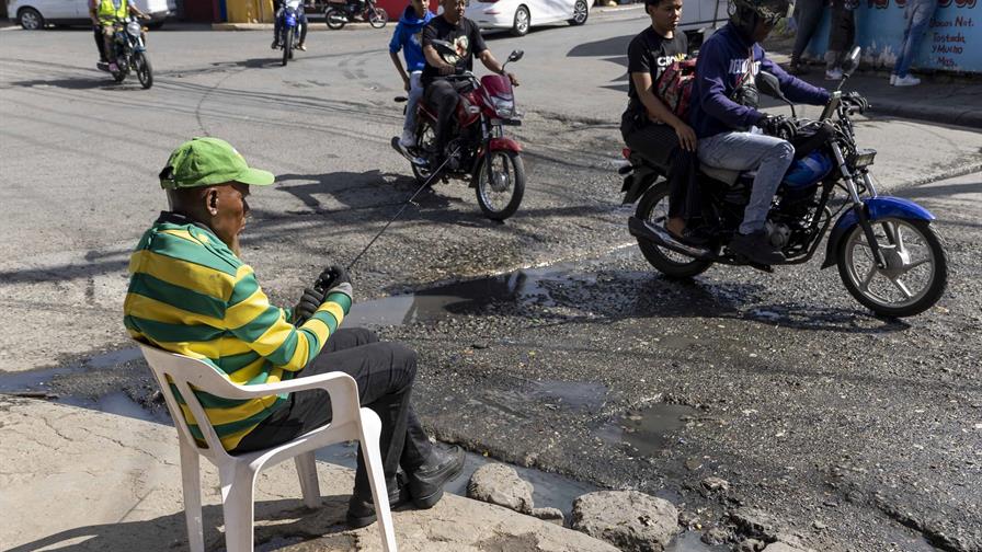 Ciudadanos en riesgo por falta de drenaje en calle del Ensanche Altagracia Ciudadanos en riesgo por falta de drenaje en calle del Ensanche Altagracia