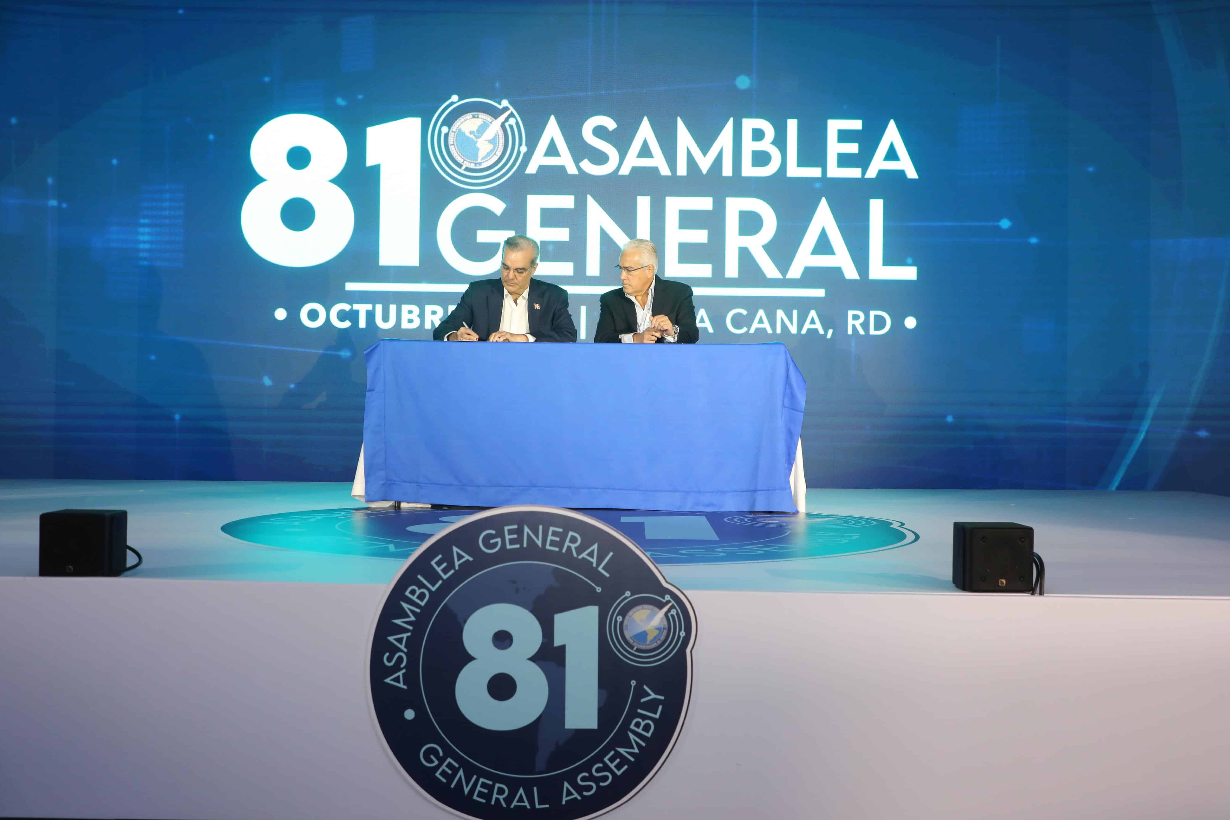 El presidente Luis Abinader (a la izquierda) firma junto al presidente de la SIP, José Roberto Dutriz, la Declaración de Salta II este jueves en Punta Cana. 