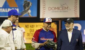 Marichal al inaugurar el torneo: "Me sentí como cuando lancé en este estadio por primera vez¨