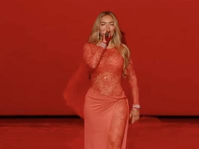 Karol G brilla en el Victoria`s Secret Fashion Show