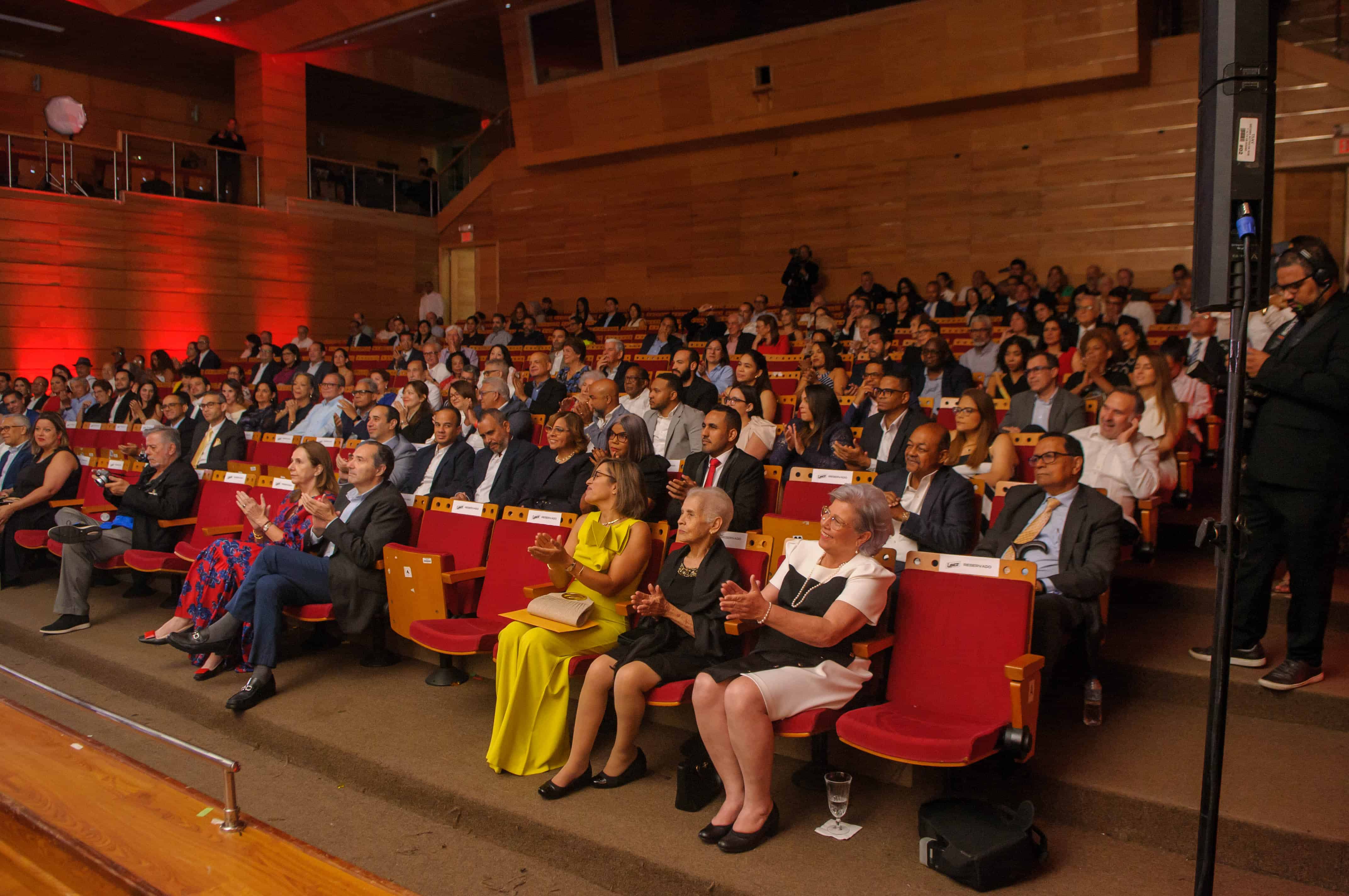 Parte del público que asistió al acto de presentación del libro El alma de las cosas, celebrado en el auditorio Juan Bosch de la Biblioteca Nacional Pedro Henríquez Ureña.<br>