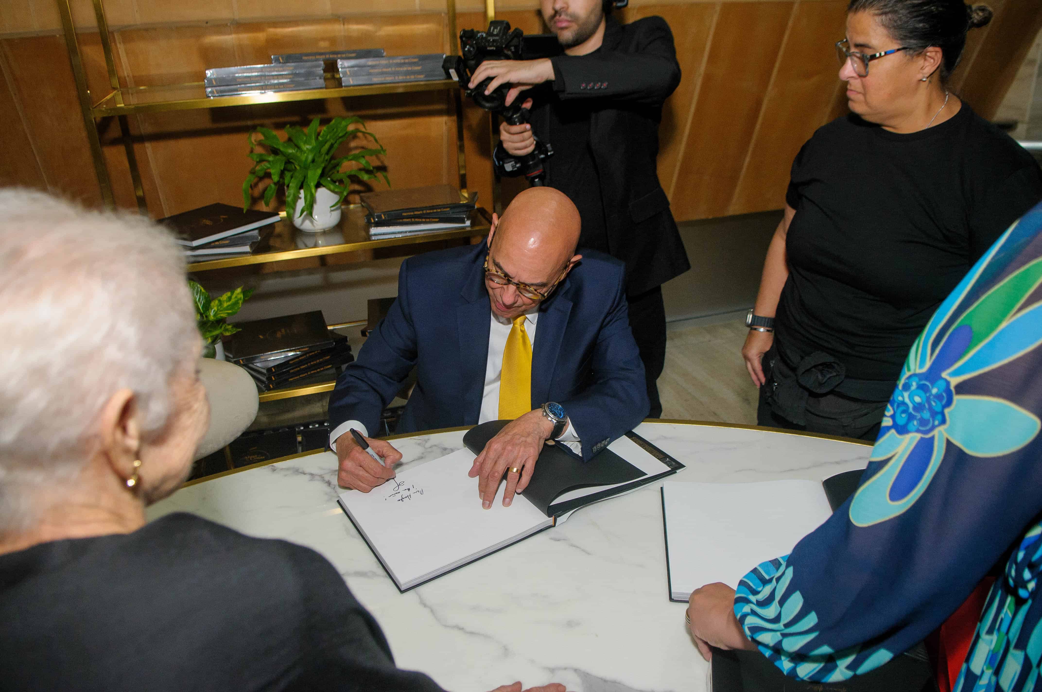 Herminio Alberti firmó ejemplares de su libro El alma de las cosas al finalizar el acto de presentación, en un emotivo encuentro con los asistentes en la Biblioteca Nacional Pedro Henríquez Ureña.<br>