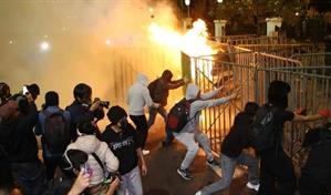 Masiva protesta deja 15 policías heridos en Perú tras instalarse nuevo gobierno