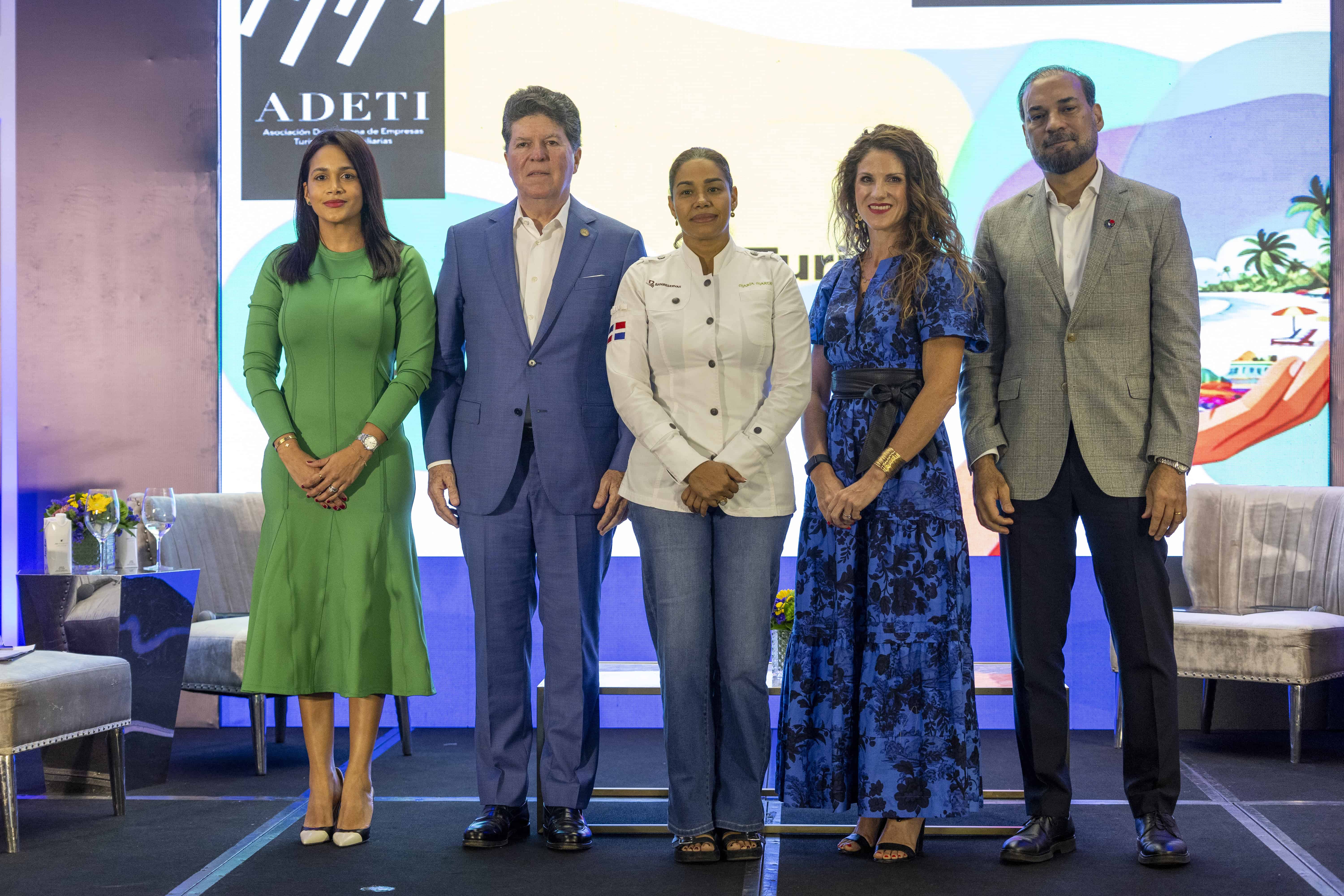 María Matos, Luis Ros, María Marte, Sofía Perazzo y Omar Cepeda tras compartir sus experiencias en el panel Una apuesta al turismo gastronómico y la sostenibilidad.