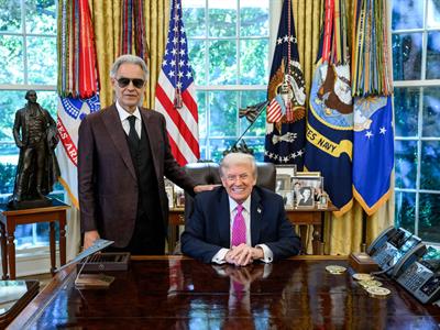 Andrea Bocelli se presenta a Trump en el Despecho Oval