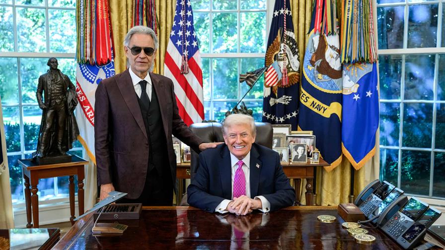 Andrea Bocelli canta a Trump en el Despecho Oval Andrea Bocelli canta a Trump en el Despecho Oval