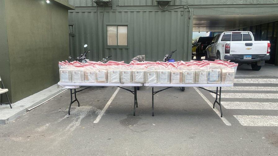 Ocupan 572 libras de marihuana ocultas en la parte trasera de un cami&oacute;n en Ban&iacute;