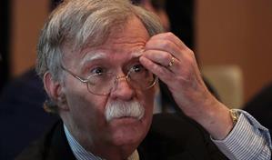 Exasesor de Trump se entrega a las autoridades tras imputación por documentos clasificados