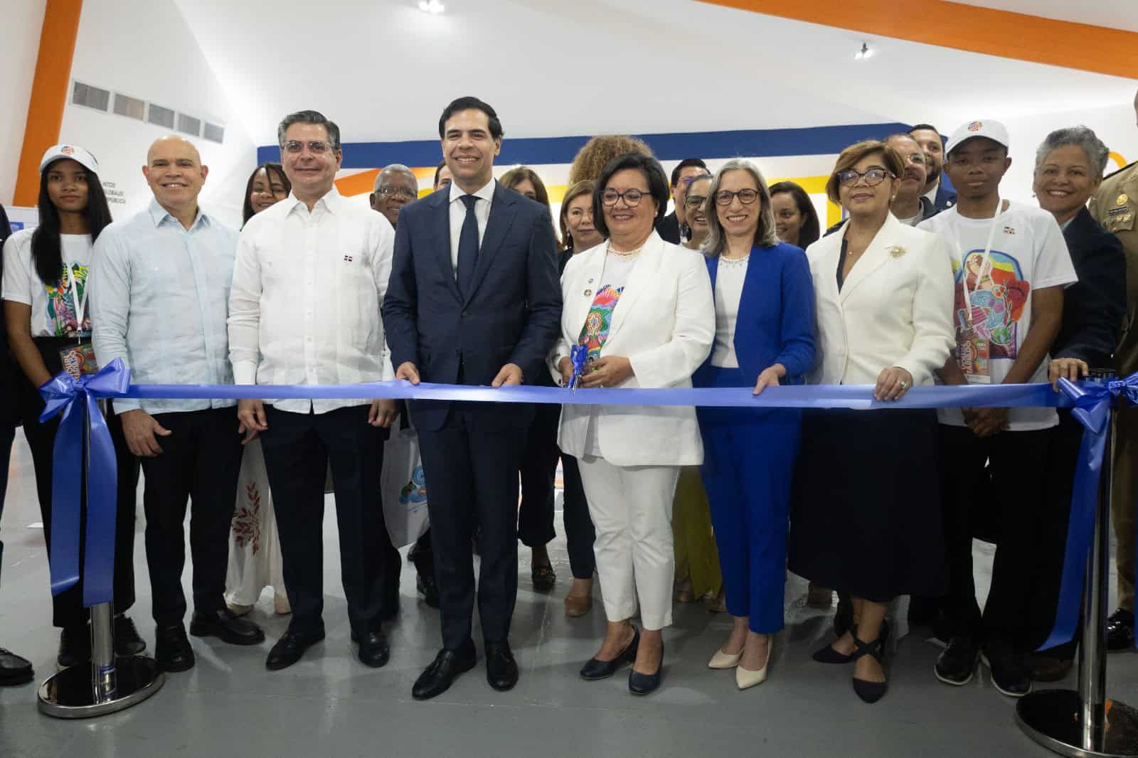 El ministro de Cultura, Roberto Ángel Salcedo, junto a Julia del Carmen Sánchez, coordinadora residente del Sistema de las Naciones Unidas y otros miembros.
