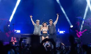 Bajo lluvia y a casa llena, Erreway abre el baúl de los recuerdos en RD