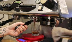 Amantes del café en Nueva York enfrentan vertiginoso aumento de precios