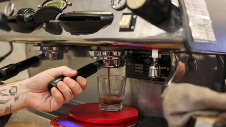 Amantes del café en Nueva York enfrentan vertiginoso aumento de precios Amantes del café en Nueva York enfrentan vertiginoso aumento de precios
