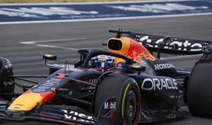 Verstappen ganó la accidentada carrera corta de Austin, que Sainz concluyó tercero