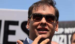 Excongresista de EE. UU. George Santos sale libre después de que Trump conmutara su sentencia