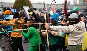 Cuatro policías heridos con flechas durante protestas contra EE.UU. en Colombia